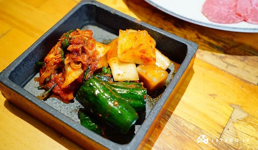 泡菜、小黃瓜、醃蘿蔔的小菜