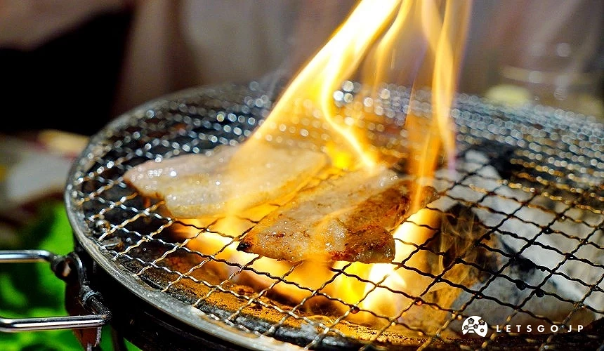 烤盤上大火烤著肉片