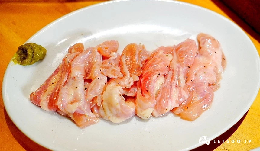 盤子上裝了新鮮雞肉