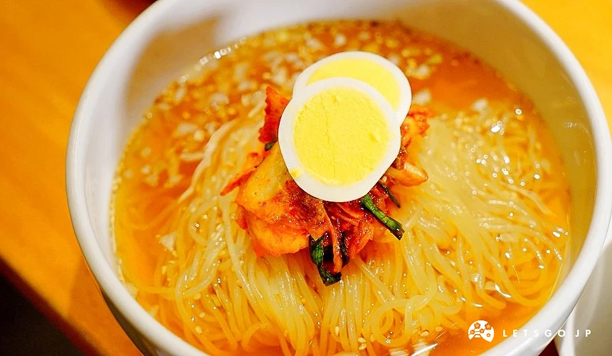 裝著泡菜、雞蛋的冷麵