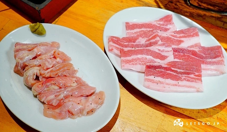兩盤不同種類的肉片