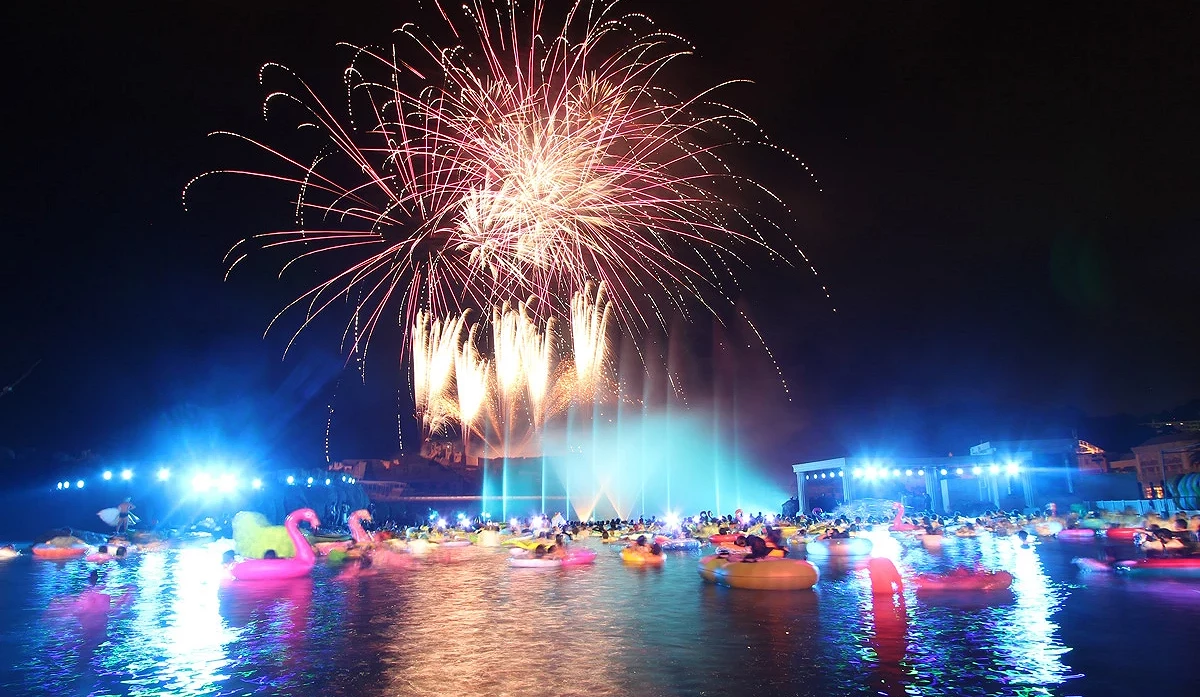 拉格娜登堡夏季的燈光秀及水上樂園