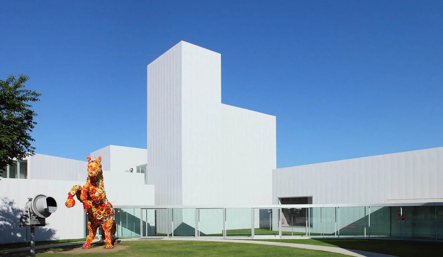 十田和市現代美術館外全白建築與馬雕塑
