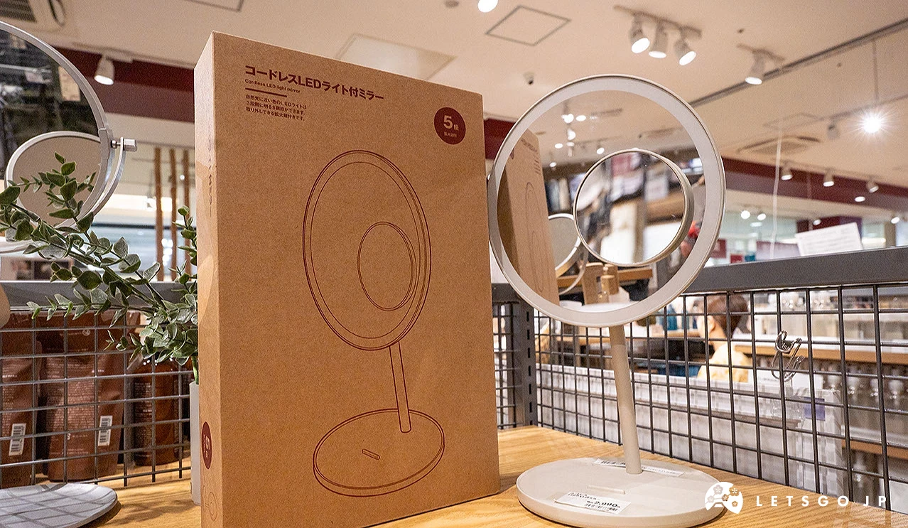 店員推薦的「無線LED燈座檯鏡」是熱賣商品