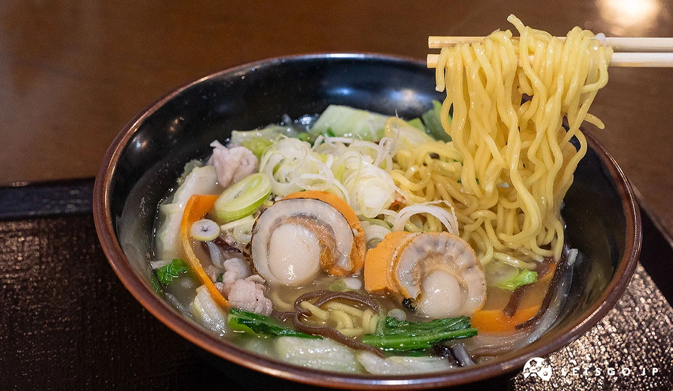 鹽味的「Suzuran麵」用上平貝跟大量蔬菜作配料,吃起來非常清爽