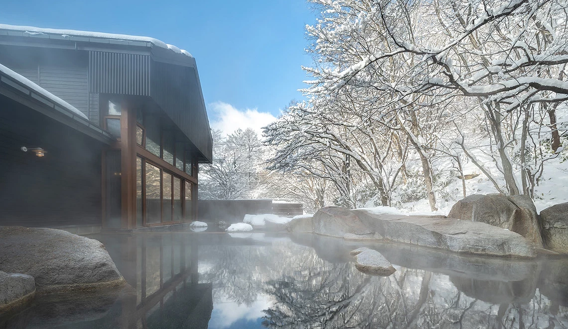 雪景下的露天溫泉