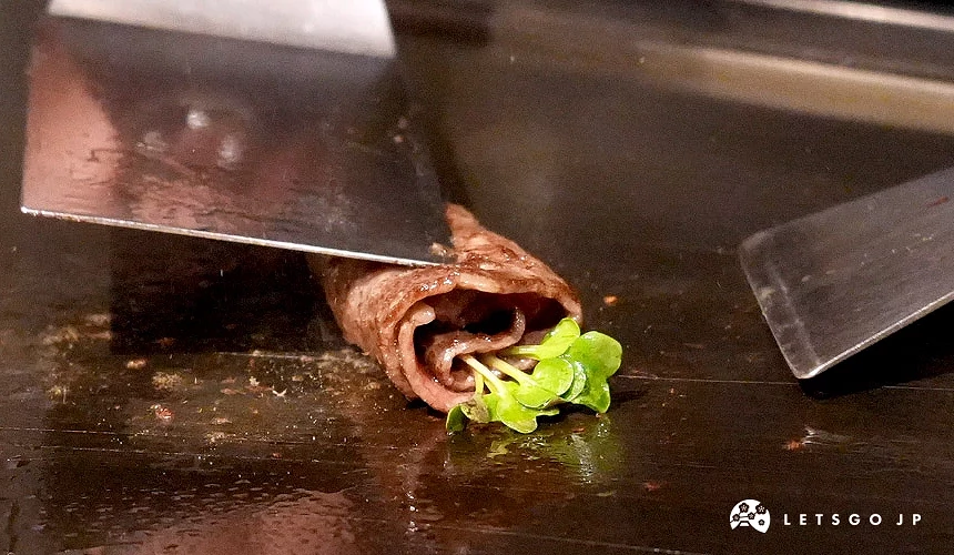 在鐵板上烹調黑毛和牛肋眼燒涮薄片肉卷攝影:Angie