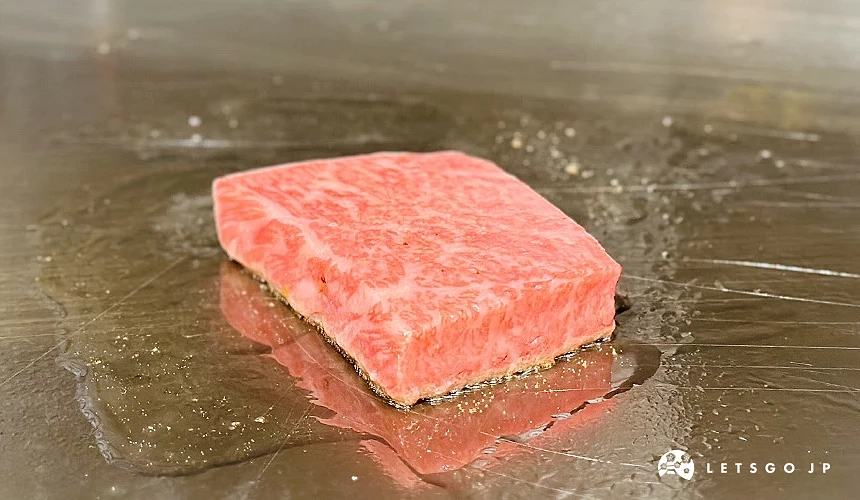 A5神戶牛沙朗牛排的細緻油花在熱滋滋的鐵板上迅速融化,使牛排看起來鮮嫩多汁攝影:Angie