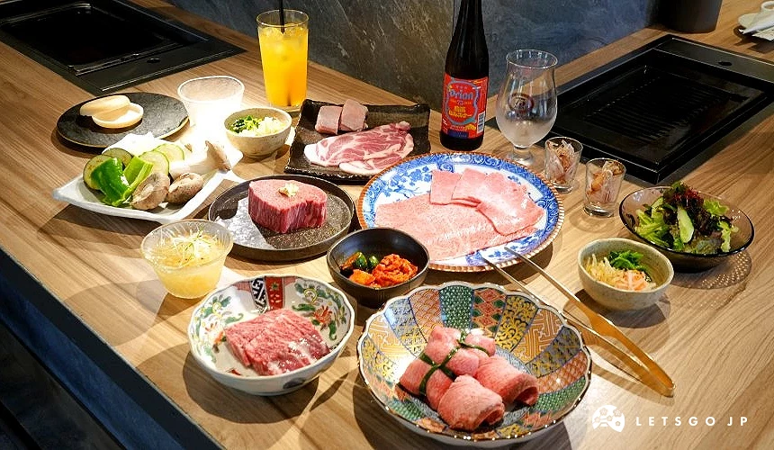 燒肉 RIKIO 滿桌豐盛的沖繩和牛、豬肉與招牌烤綁牛舌,搭配 Orion 啤酒,展現高 CP 值的燒肉饗宴