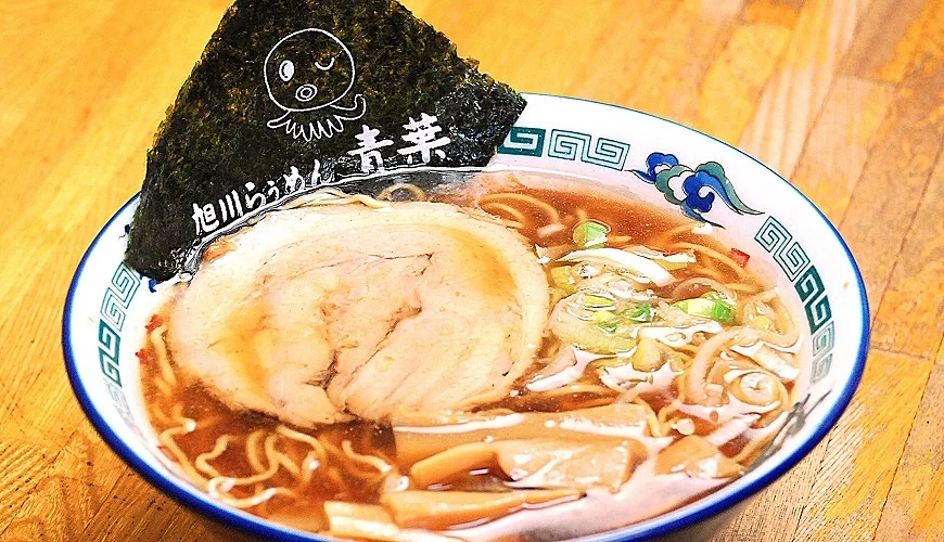 搭配叉燒、筍乾的醬色湯頭拉麵