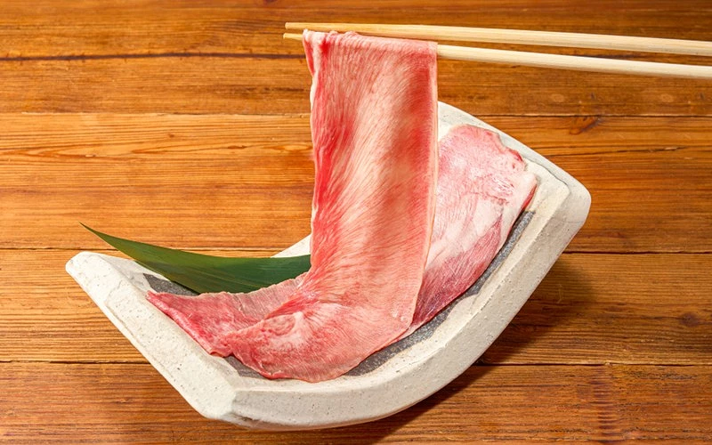 日本鎌倉燒肉出汁燒肉兜的和牛涮涮鍋和牛肉片特寫
