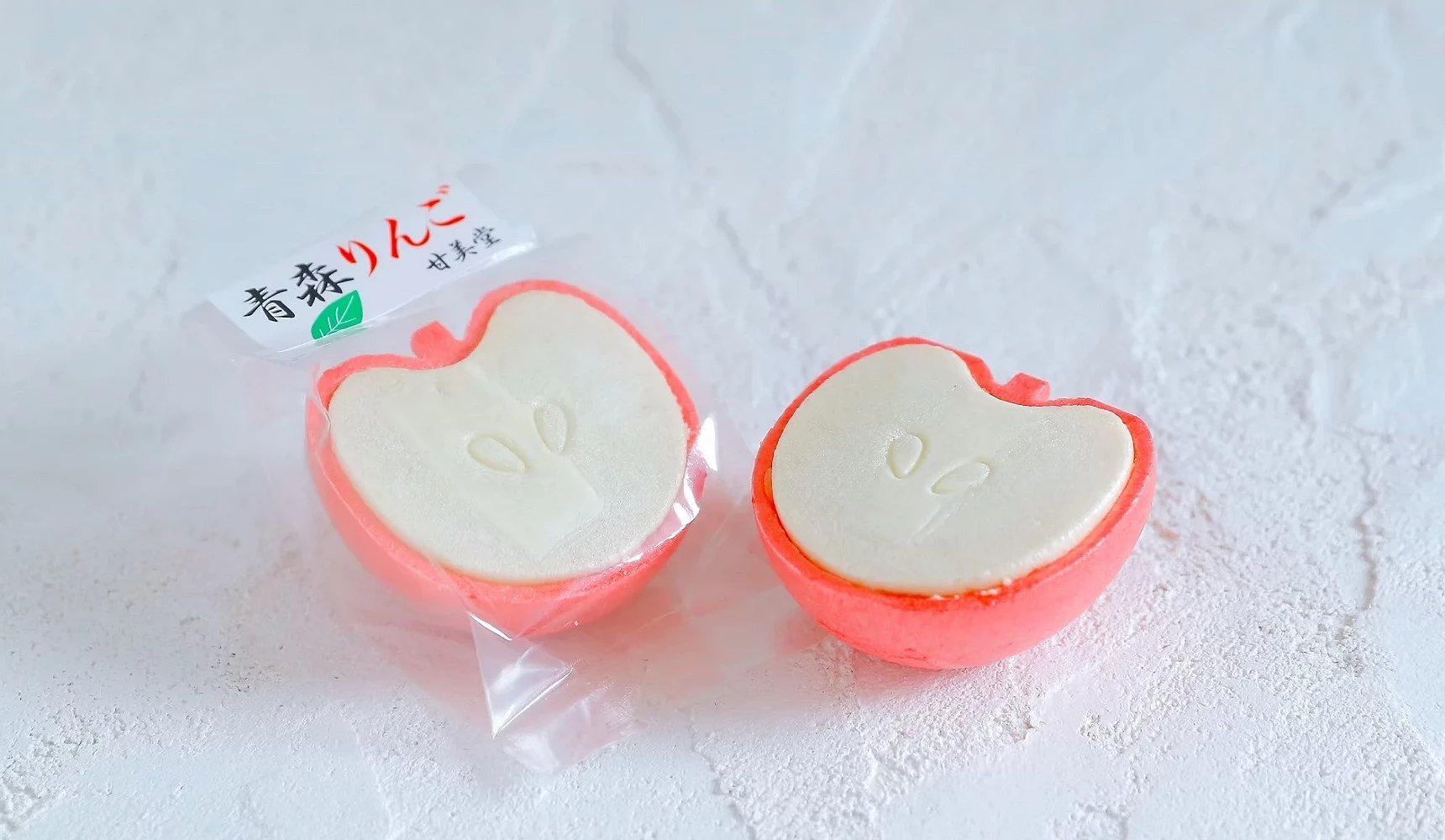 蘋果形狀的最中和菓子,外層粉紅色餅皮與白色內餡呈現蘋果切面造型