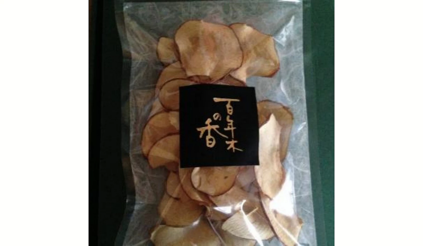 袋裝蘋果乾片,薄切蘋果呈淡褐色放在透明包裝中