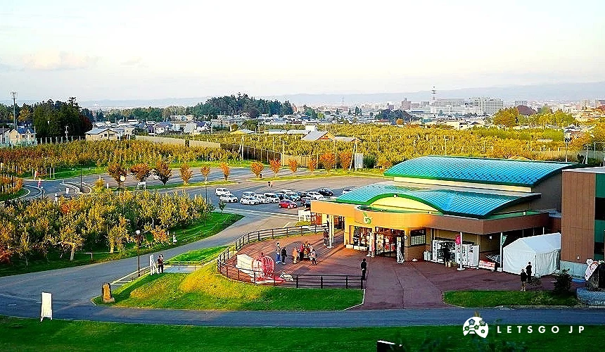 俯瞰弘前市蘋果公園與周邊果園景色,建築與蘋果園交錯分布