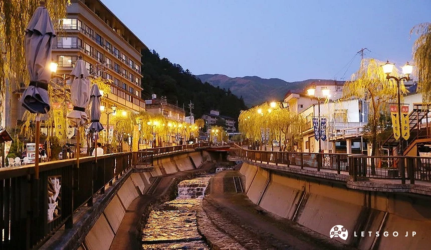 下呂溫泉街夜景,河道兩側旅館與街燈點亮的溫泉街景觀