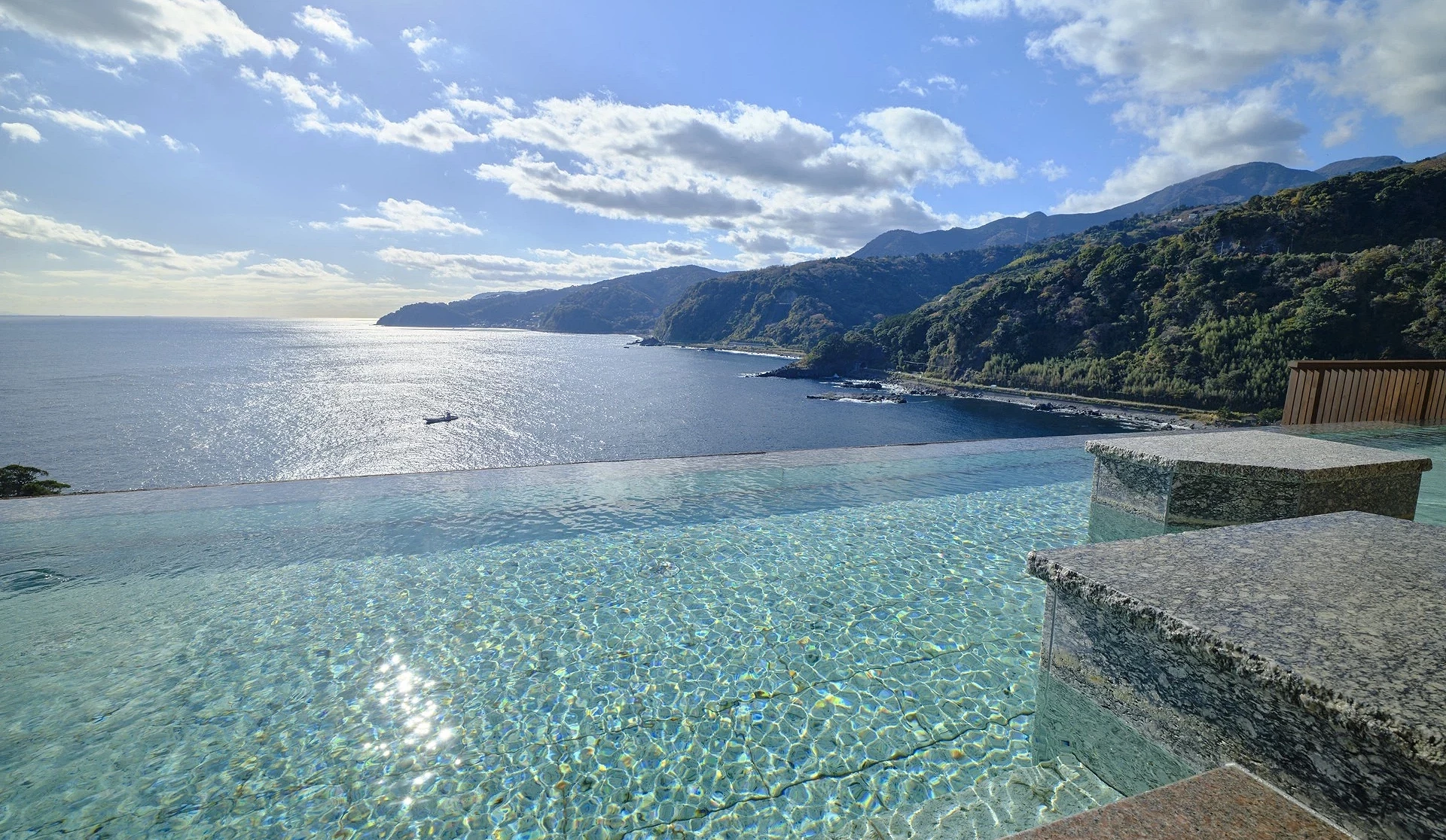 伊豆海景無邊際溫泉池,可眺望海岸與山景的露天浴池