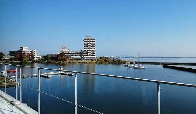 雄琴溫泉琵琶湖景色,湖面與湖畔飯店及碼頭景觀