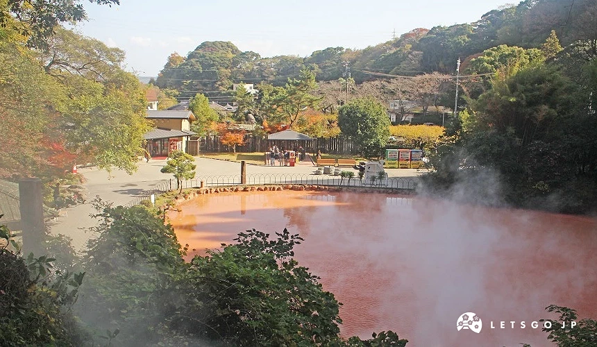 別府血池地獄溫泉景觀,紅色池水與周圍蒸氣環境