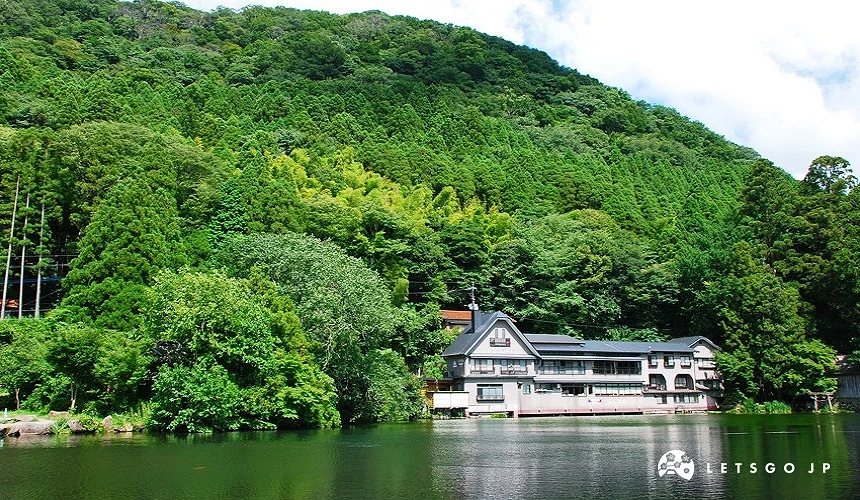 由布院金鱗湖湖畔溫泉旅館,周圍山林與水景環境