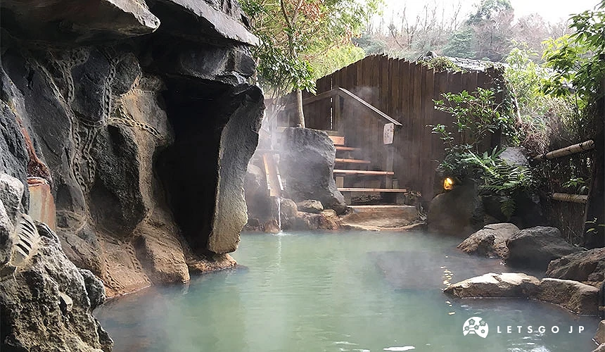 黑川溫泉露天溫泉浴池,岩石環繞的戶外溫泉與自然景觀