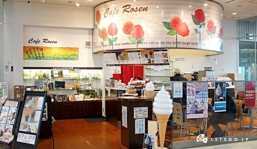 北九州機場出發大廳內的Cafe Rosen咖啡廳,櫃檯展示飲品與甜點,店內設有座位區供旅客休息