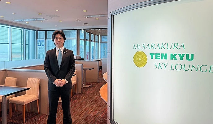 北九州機場內的Mt.SARAKURA 天宮 SKY LOUNGE餐廳,店內座位寬敞明亮,可眺望窗外景色,入口設有店名標示