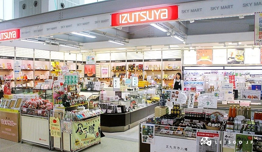 北九州機場航廈內的IZUTSUYA商店,陳列各類食品、酒類與地方特產