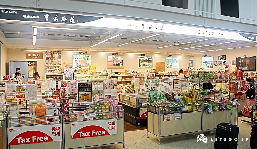 北九州機場免稅商店區,設有Tax Free標示,販售九州點心與紀念商品