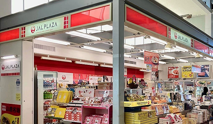 北九州機場內的JAL PLAZA商店,紅色招牌醒目,販售各式九州伴手禮與零食