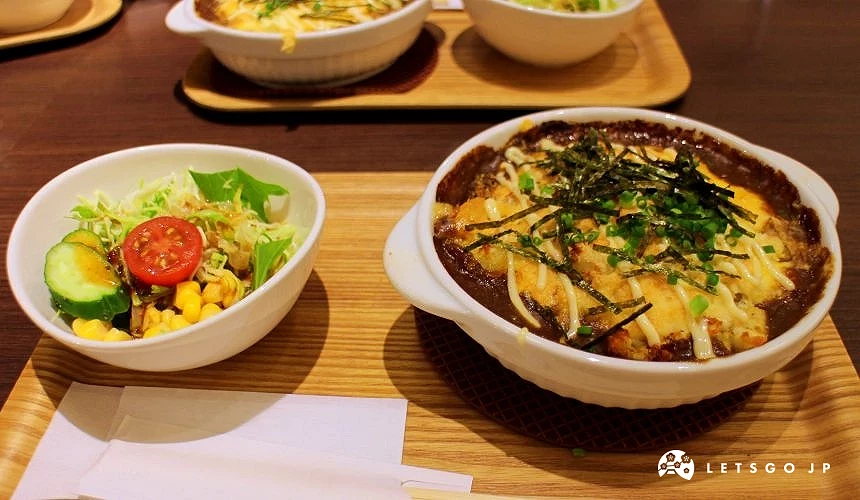 門司港燒咖哩料理,焗烤起司鋪在咖哩飯上,搭配沙拉與配菜