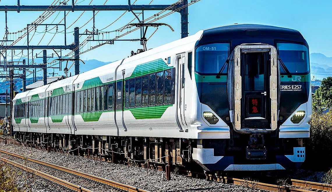 JR特急草津四萬號列車行駛於鐵道上的外觀景象