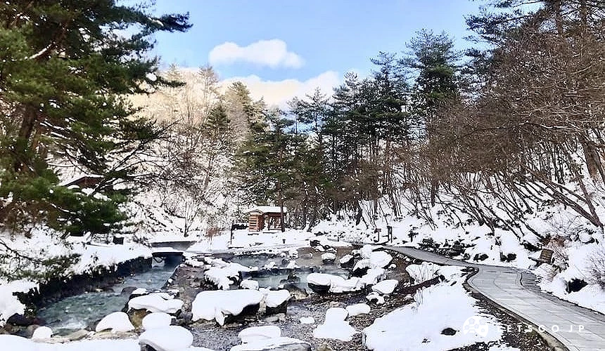 西之河原公園冬季景觀,雪覆步道與溫泉溪流交織的自然風景