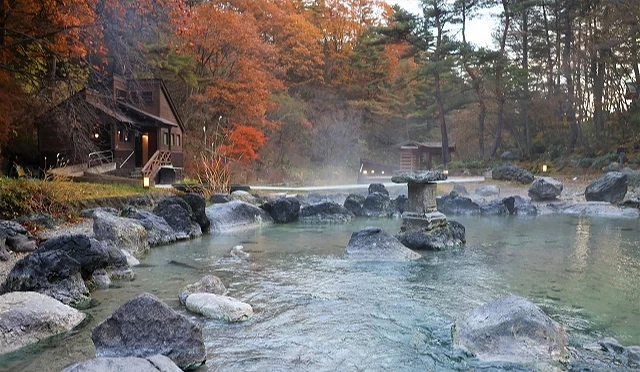 草津西之河原露天溫泉秋天紅葉與戶外溫泉池景觀
