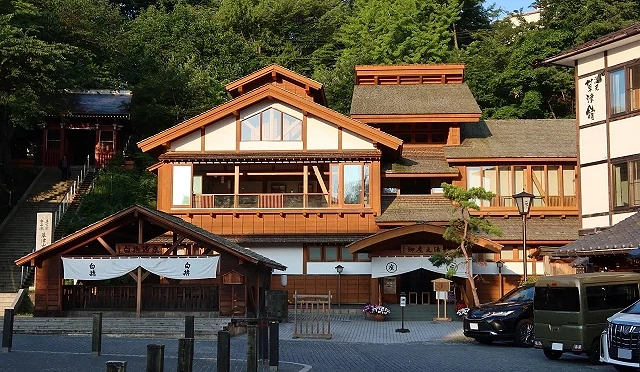 草津御座之湯木造建築外觀與傳統日式公共浴場景象