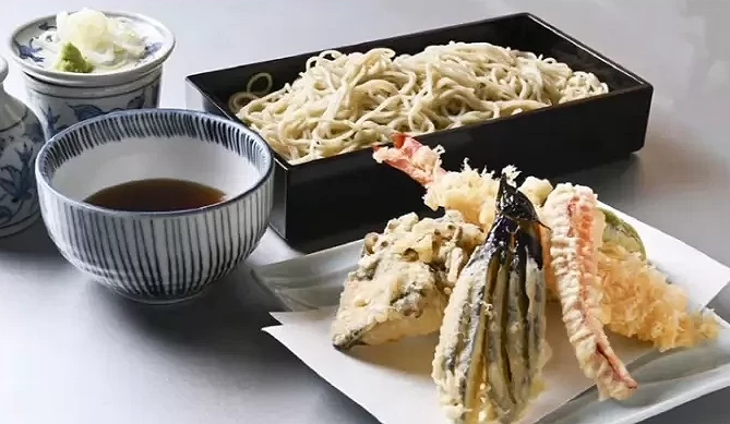 草津三國家天婦羅蕎麥麵與炸蝦套餐料理