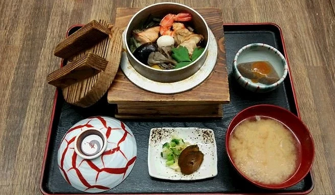 草津日式釜飯套餐與味噌湯小菜定食