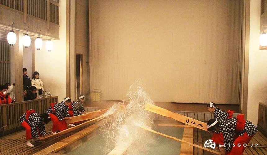 草津溫泉熱乃湯的湯揉表演,工作人員用木板攪拌溫泉水