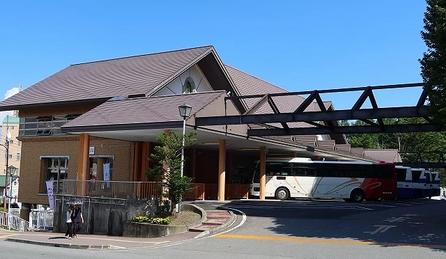 草津溫泉巴士總站建築與停靠的巴士景象