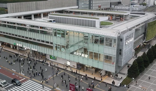 東京新宿巴士總站建築外觀與周邊街景