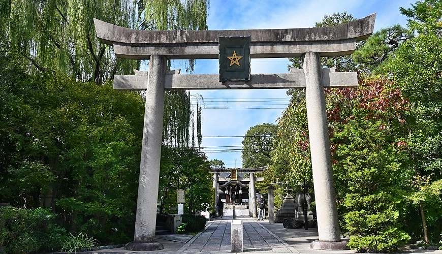 晴明神社畫有陰陽五芒星圖樣的鳥居