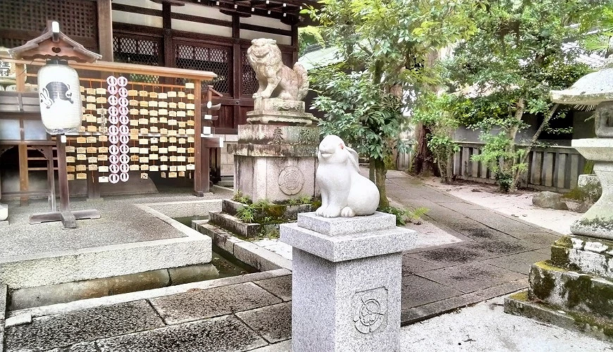 境內與狛犬並排的兔子雕像