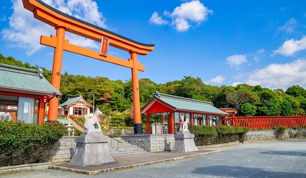 有著大型鳥居與千本鳥居的稻荷神社