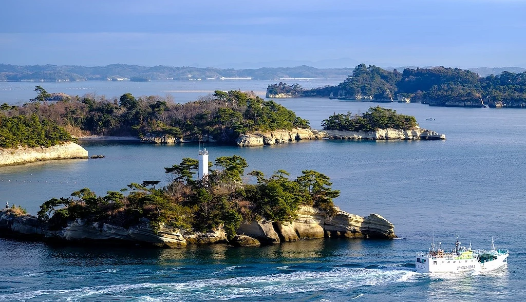 松島海灣有各種小島嶼以及行駛中的船