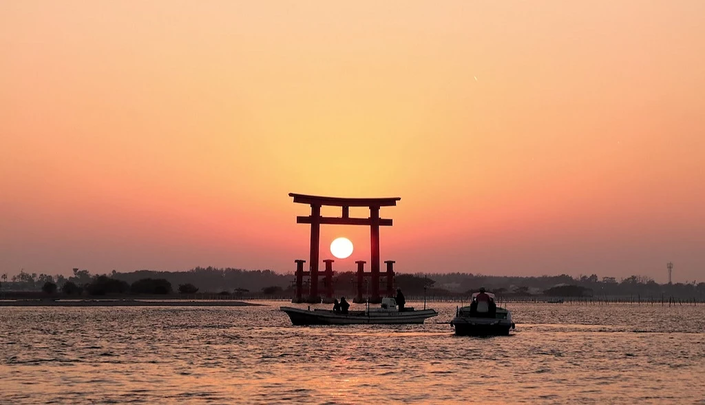 黃昏夕陽下佇立於海上鳥居