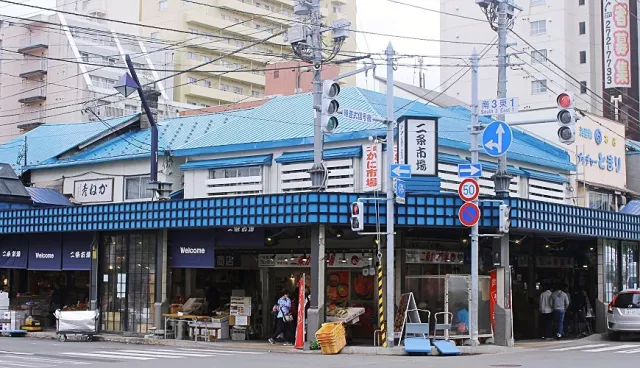 札幌二條市場完整攻略：交通、營業時間、早餐時段與必吃店家推薦一次看