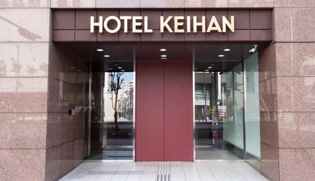 「京阪淺草飯店」交通便利、房間寬敞可住5人，早餐現捏飯糰超足料必吃