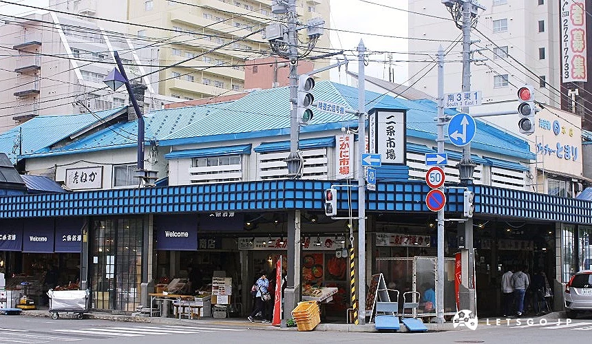 二條市場外觀保留了日本昭和時代的復古與懷舊氛圍
