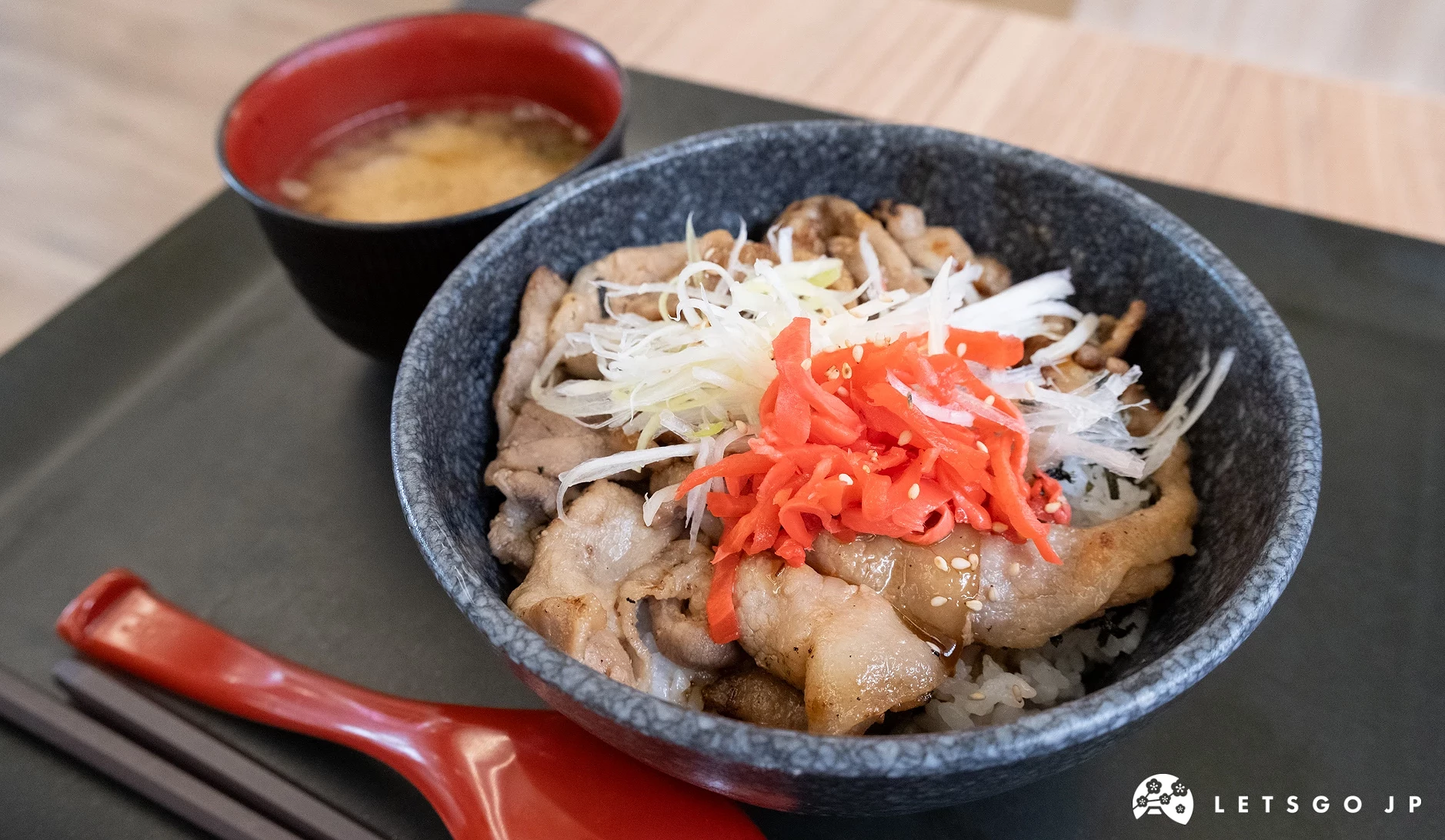 豬肉丼飯和味噌湯