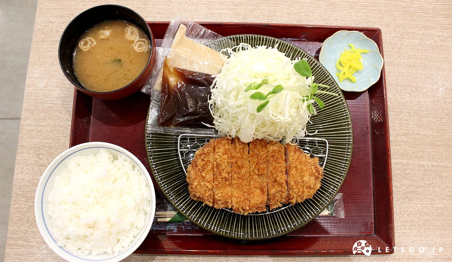 一份里肌炸豬排定食(ロースかつ膳)