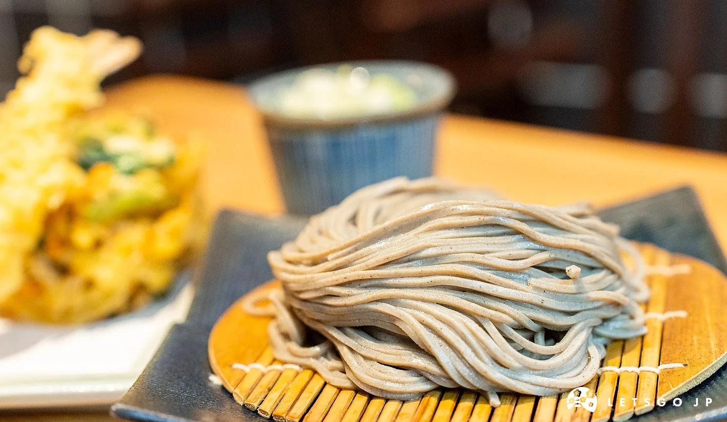 十割蕎麥麵的顏色較深,充滿香氣